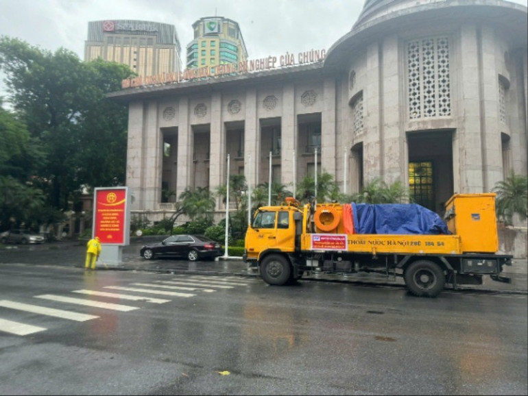 Công ty Thoát nước Hà Nội huy động công nhân và phương tiện ứng trực thoát nước tại khu vực trung tâm thành phố. (Ảnh: CẢNH HOÀNG) eb36fd71df3b56650f2a-7.jpg