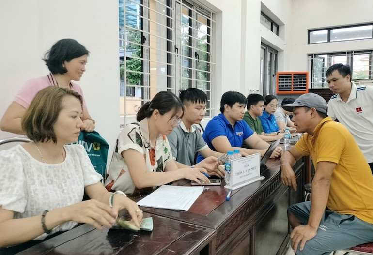 Xã Nam Phù huy động cán bộ, công chức, đoàn viên thanh niên triển khai phát quà cho người dân. (Ảnh: Minh Vân) xa-nam-phu.jpg
