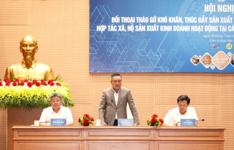 Hội nghị đối thoại tháo gỡ khó khăn, thúc đẩy sản xuất kinh doanh đối với các doanh nghiệp, hợp tác xã, hộ sản xuất kinh doanh hoạt động tại các làng nghề trên địa bàn Thành phố Hà Nội. (Ảnh Thuỳ Linh) 29-7-img-8661-4986.jpg