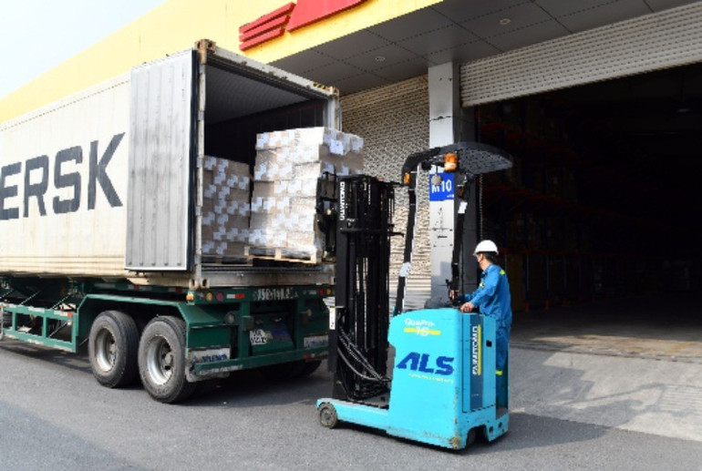 Bốc xếp hàng hóa tại cảng ICD Mỹ Đình. (Ảnh Đăng Anh). 29-7-mya-9147-8323.jpg