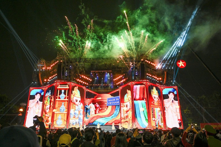 H&igrave;nh tượng Lumi xuất hiện trong chương tr&igrave;nh, c&ugrave;ng sản phẩm của hai l&agrave;ng nghề nổi tiếng nhất H&agrave; Nội l&agrave; l&agrave;ng gốm B&aacute;t Tr&agrave;ng v&agrave; l&agrave;ng lụa Vạn Ph&uacute;c. Ảnh: Thế Đại.