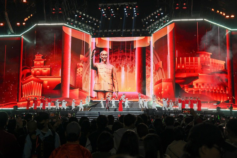 Ca sĩ Ho&agrave;ng Quy&ecirc;n v&agrave; ca sĩ Đ&ocirc;ng H&ugrave;ng thể hiện b&agrave;i h&aacute;t 