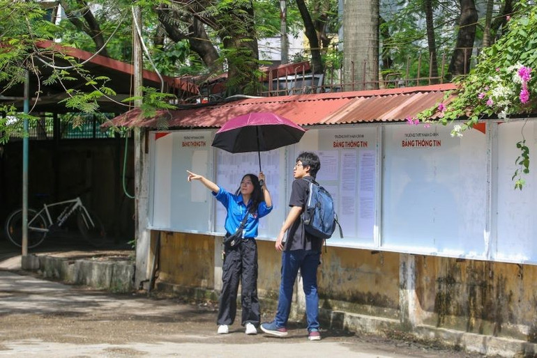 Tình nguyện viên hỗ trợ thí sinh tìm phòng thi. 27-6-thi-3.jpg