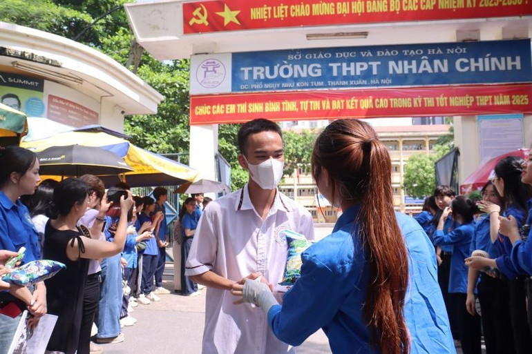 Tình nguyện viên phát đồ ăn nhẹ cho thí sinh sau giờ thi. 27-6-thi-2.jpg