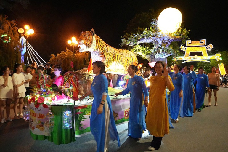 គំរូចង្កៀងពាក់កណ្តាលសរទរដូវរាងខ្លានៃក្រុមហ៊ុន Cam Lam Residential Group ។ cam-lam.jpg