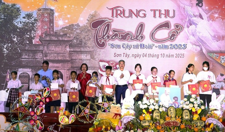 ថ្នាក់ដឹកនាំទីក្រុងហាណូយ និងថ្នាក់ដឹកនាំវួដ Son Tay ជូនអំណោយដល់សិស្សានុសិស្សជួបការលំបាកក្នុងវួដ។ son-tay-2.jpg