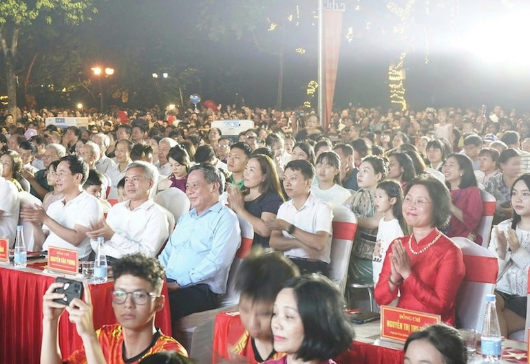 ថ្នាក់ដឹកនាំគណៈកម្មាធិការបក្សទីក្រុង ក្រុមប្រឹក្សាប្រជាជនទីក្រុង និងថ្នាក់ដឹកនាំមន្ទីរ អង្គភាពនានានៃទីក្រុងហាណូយ បានប្រារព្ធពិធីបុណ្យពេញបូណ៌មីជាមួយកូនចៅវួដ Son Tay។ son-tay-3.jpg