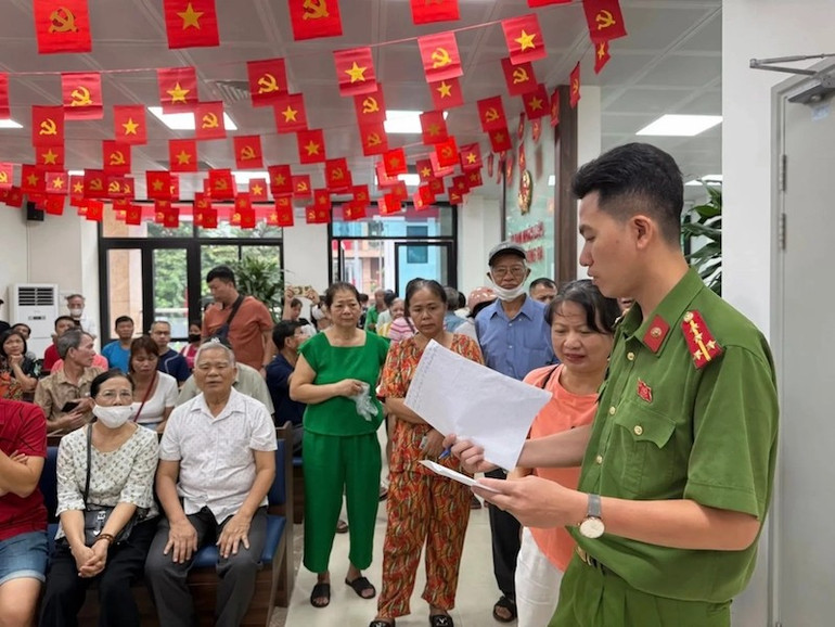 Công an phường Đống Đa (Hà Nội) hướng dẫn người dân đến nhận quà Quốc khánh 2/9. Ảnh: Khải Hưng. 540838919-122126410526929684-4453052711033058446-n-17567205582.jpg
