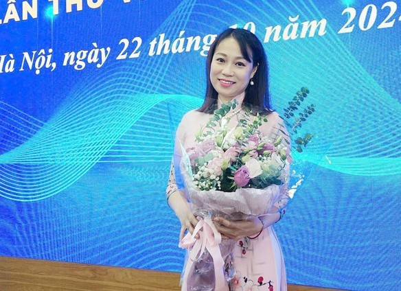 Cao Thi Thu Hien tanárnőt 2025-ben Hanoi fővárosának kiemelkedő tanáraként tüntették ki. co-cao-thi-thu-hien.jpg