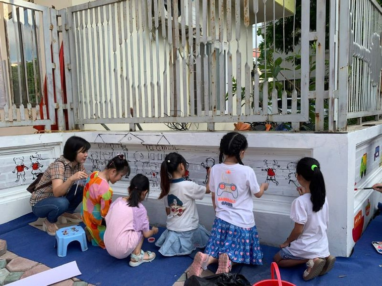 Phụ huynh và học sinh Trường tiểu học Vạn Phúc tham gia vẽ tranh tường làm đẹp khu vực trường học. 24-10-an-toan-3.jpg