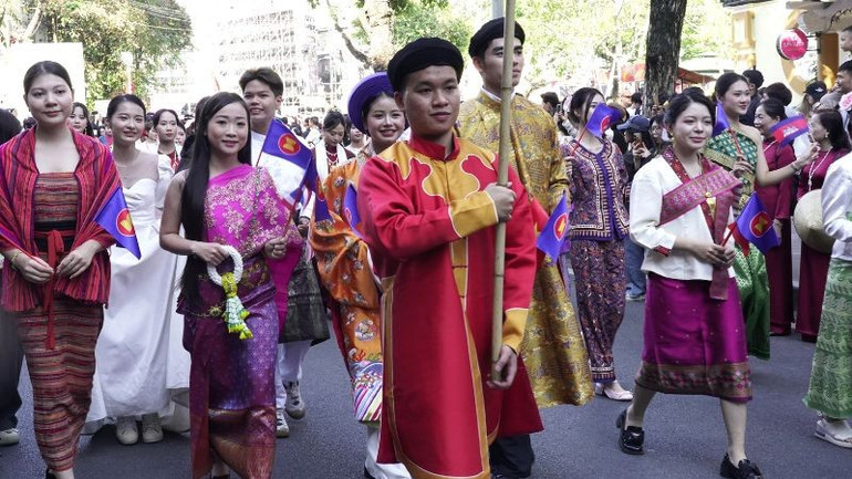 Modernized ao dai but still retains its beauty. (Photo: Anh Minh) a5.jpg