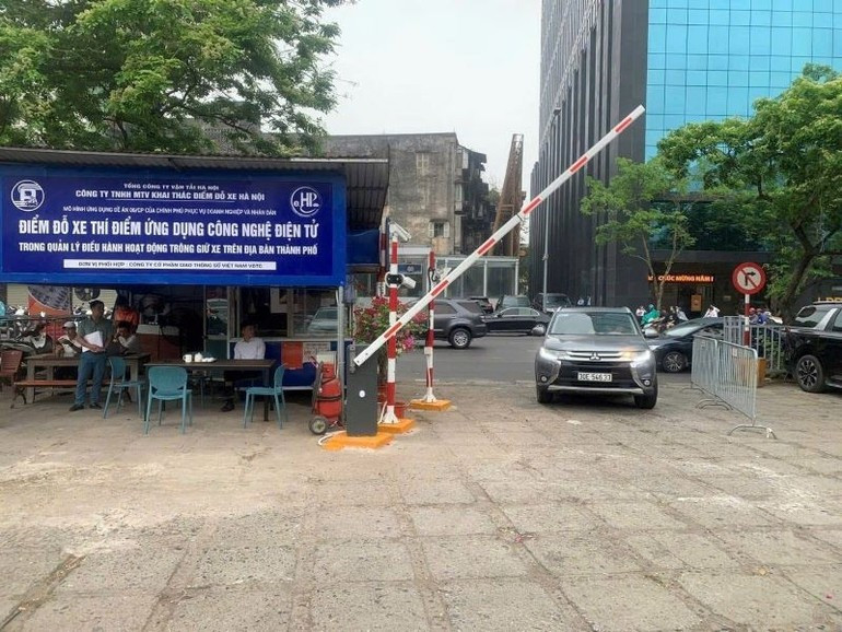 Một điểm đỗ xe trên phố Trần Nhật Duật. 3-6202.jpg