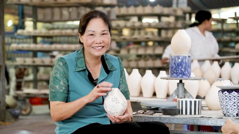 Bà Hà Thị Vinh, doanh nhân của làng gốm Bát Tràng. (Ảnh: LÊ HUYNH) 4.jpg