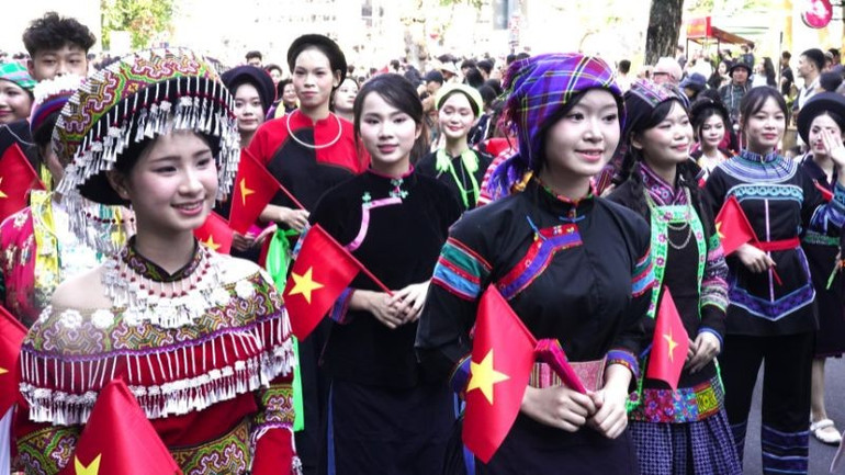 Traditional costumes of 54 ethnic groups performed harmoniously in a joyful atmosphere. (Photo: Anh Minh) a3.jpg