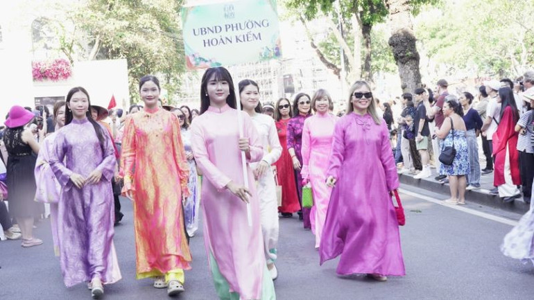 Parade of Hoan Kiem ward. (Photo: Anh Minh) a4.jpg