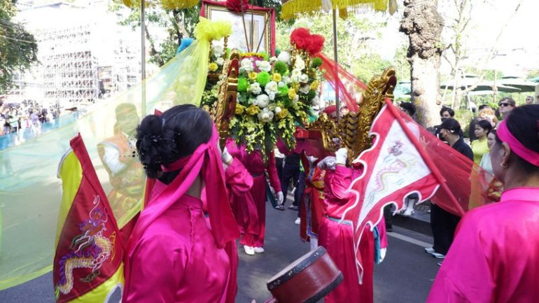 The procession of Trach Xa tailoring village's founder by artisans. Photo: Anh Minh. a1.jpg