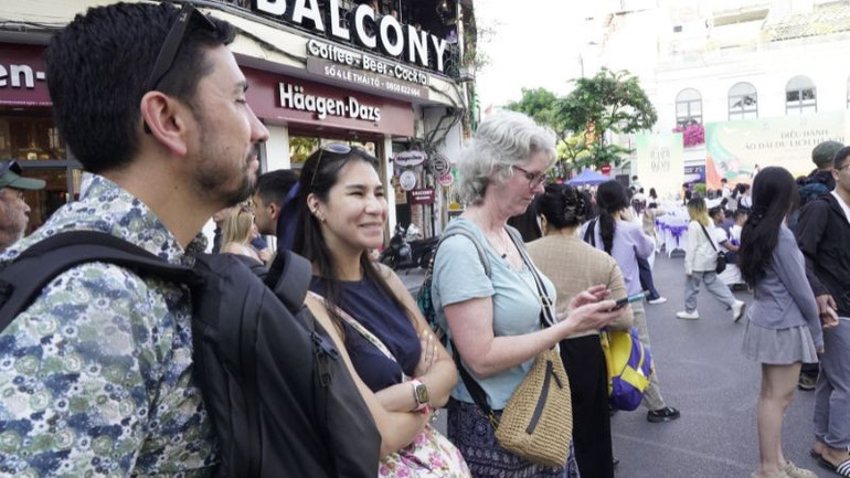 Foreign tourists excitedly watch the parade. (Photo: Anh Minh) a7.jpg