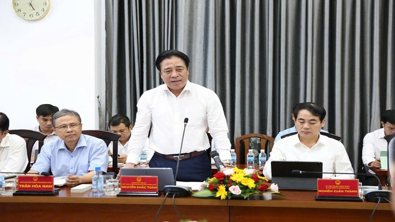 Đồng chí Nguyễn Khắc Toàn, Phó Bí thư Tỉnh ủy, Chủ tịch Ủy ban nhân dân tỉnh Khánh Hòa phát biểu tại buổi làm việc. z7174035533383-8a9ba9de22b8202b3231270ac9066216.jpg