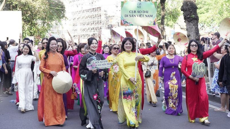 Performance by the Vietnam Ao Dai Heritage Club in Hanoi. (Photo: Anh Minh) a6.jpg