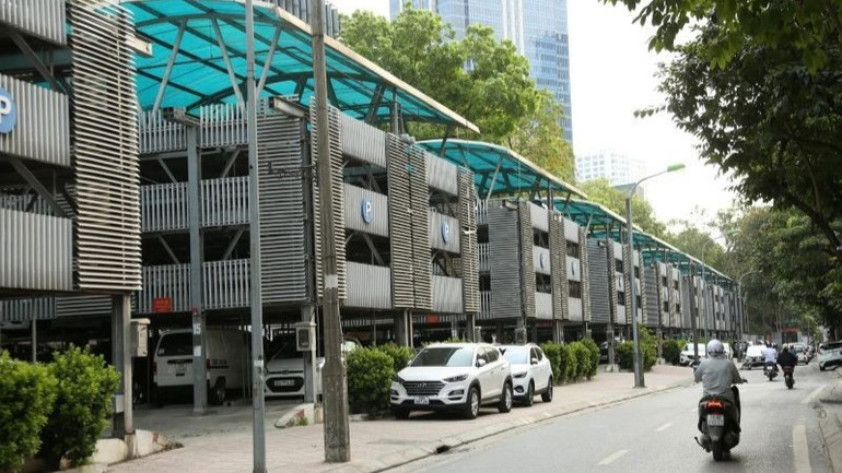 Điểm trông giữ xe cao tầng trên phố Nguyễn Công Hoan, Hà Nội. 2-4309.jpg