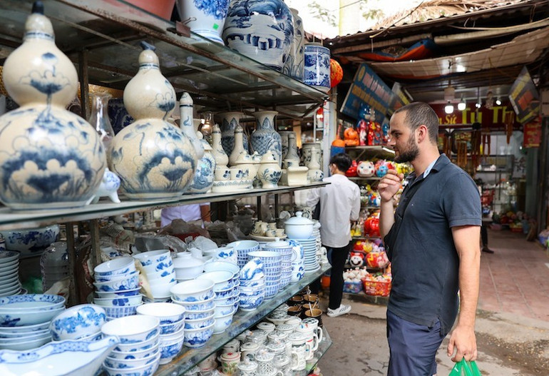 Khách du lịch nước ngoài tham quan làng gốm Bát Tràng (Hà Nội). (Ảnh: ĐĂNG ANH) 2.jpg