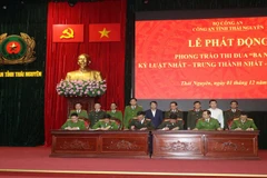 Lãnh đạo công an các đơn vị, địa phương ký giao ước thi đua thực hiện phong trào "Ba nhất".