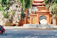 Cổng tam quan quần thể Đền Đuổm được trùng tu, tôn tạo bằng đá ong bền vững lâu dài.