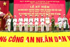 Thượng tướng Nguyễn Văn Long trao Huân chương Chiến công hạng ba của Chủ tịch nước tặng thưởng Phòng Cảnh sát điều tra tội phạm về ma túy Công an tỉnh Thái Nguyên.