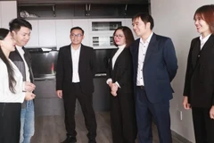 Đại diện chủ đầu tư thăm cư dân mua nhà ở xã hội khu dân cư Đại Thắng.