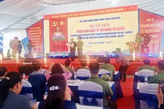 Thượng tướng Trần Quốc Tỏ trao Bằng khen của Bộ Công an cho ông Nguyễn Huy Quý, Chủ tịch Hội đồng quản trị, Tổng Giám đốc Công ty cổ phần Đầu tư xây dựng và Khai thác khoáng sản Thăng Long.
