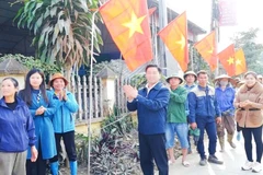 Cán bộ và người dân xã Phú Lương (Thái Nguyên) treo cờ chào mừng, kỳ vọng những quyết sách Đại hội XIV của Đảng đề ra sẽ nhanh chóng đi vào cuộc sống.