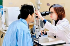 Thạc sĩ, Bác sĩ Lê Thị Yến thăm khám lại mắt cho người bệnh sau 2 ngày phẫu thuật.