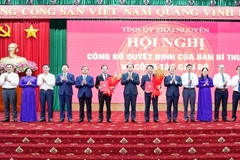 Lãnh đạo tỉnh Thái Nguyên tặng hoa chúc mừng đồng chí Nguyễn Thanh Bình (bên phải) và đồng chí Nguyễn Linh.