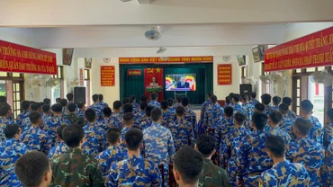 Cán bộ chiến sĩ đảo Trường Sa theo dõi chương trình truyền hình trực tiếp Lễ truy điệu và an táng đồng chí Nguyễn Phú Trọng. (Ảnh: CTV HQ)