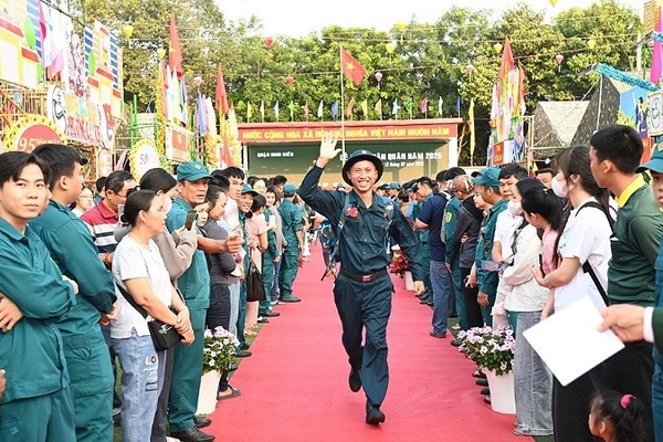 Không khí phấn khởi của các tân binh ngày nhập ngũ. (Ảnh: BÁO NHÂN DÂN)