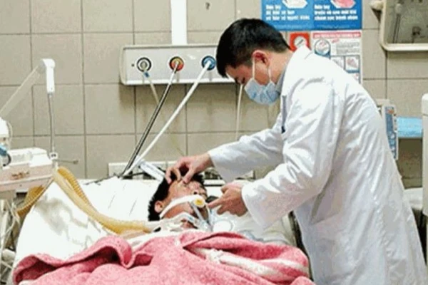 Điều trị cho bệnh nhân ngộ độc rượu tại Trung tâm Chống độc - Bệnh viện Bạch Mai. (Ảnh minh họa)