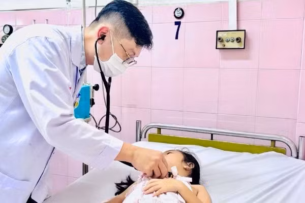Một trường hợp ngộ độc thực phẩm phải nhập viện điều trị tại Bệnh viện Nhân dân Gia Định, Thành phố Hồ Chí Minh. (Ảnh minh họa)
