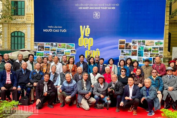 Đại biểu cùng các nghệ sĩ nhiếp ảnh cao tuổi chụp ảnh lưu niệm tại triển lãm.