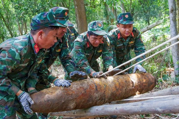 Đưa bom lên xe vận chuyển đến khu tập kết hủy nổ.