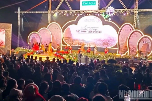 Chương trình nghệ thuật “Âm vang sắc hồng trên phố núi” thu hút đông đảo người dân địa phương và du khách.