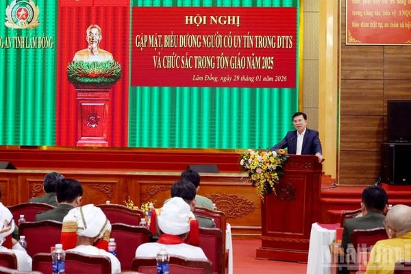 Đồng chí Hồ Văn Mười, Ủy viên Trung ương Đảng, Phó Bí thư Tỉnh ủy, Chủ tịch Ủy ban nhân dân tỉnh Lâm Đồng phát biểu tại hội nghị.