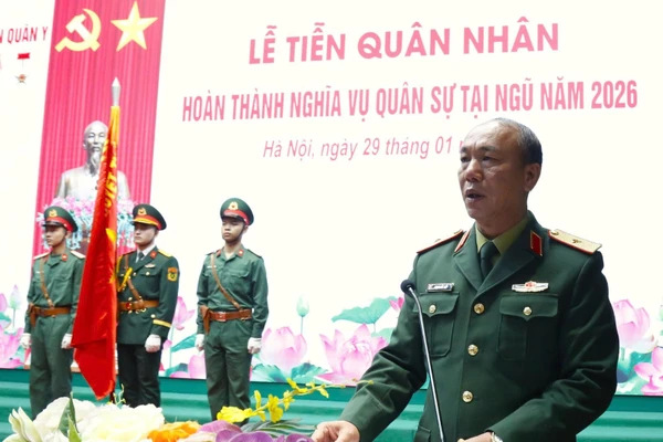 Thiếu tướng Phạm Đức Tiếp, Phó Giám đốc Học viện Quân y phát biểu tại buổi lễ.