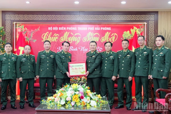 Trung tướng Vũ Trung Kiên thay mặt Đảng ủy, Bộ Tư lệnh Bộ đội Biên phòng tặng quà cho cán bộ, chiến sĩ Bộ đội Biên phòng thành phố nhân dịp Tết Nguyên đán Bính Ngọ 2026.