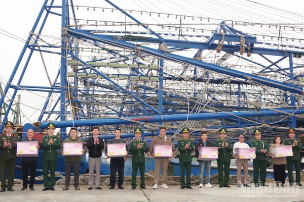 Đại tá Kiều Mạnh Hiệp, Phó Chính ủy Bộ đội Biên phòng thành phố và đồng chí Nguyễn Trọng Nghĩa, Chủ tịch Ủy ban nhân dân phường Nam Triệu trao quà cho ngư dân.