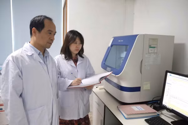Nghiên cứu khoa học tại Viện Hàn lâm Khoa học và Công nghệ Việt Nam.