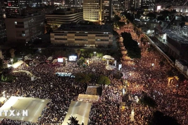 Đám đông khổng lồ người biểu tình tại trung tâm Tel Aviv tối 17/8. (Ảnh:TTXVN phát)