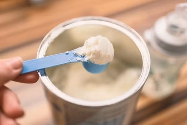 Sẽ phạt tiền từ 1-3 triệu đồng khi thông tin cho phụ nữ mang thai, bà mẹ có con nhỏ là cho trẻ ăn sản phẩm sữa thay thế sữa mẹ có giá trị tương đương sữa mẹ. (Ảnh minh họa)