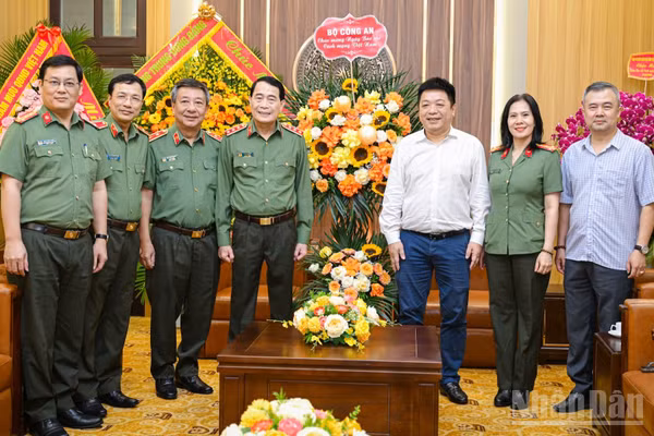 Đồng chí Quế Đình Nguyên, Phó Bí thư Đảng ủy, Phó Tổng Biên tập Báo Nhân Dân tiếp đoàn công tác của Bộ Công an do Thượng tướng Lê Quốc Hùng, Ủy viên Trung ương Đảng, Phó Bí thư Đảng ủy Công an Trung ương, Thứ trưởng Công an làm Trưởng đoàn. (Ảnh: BẢO LONG)