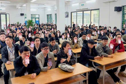 Thí sinh dự thi sát hạch, làm thủ tục đổi Giấy phép lái xe được hướng dẫn cài đặt và sử dụng ứng dụng VNeTraffic của Bộ Công an.