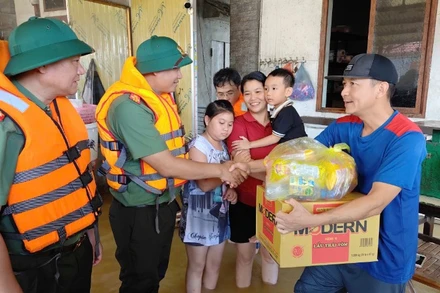 Phó Giám đốc Công an TP. Hà Nội, cùng đoàn công tác trao nhu yếu phẩm, động viên nhân dân xã Trung Giã.